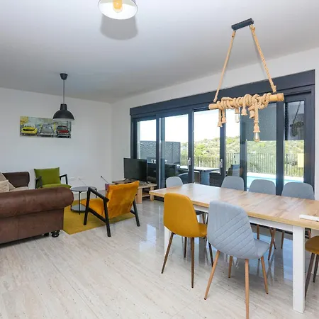 Family-friendly With Swimming Pool - 22942 Murter