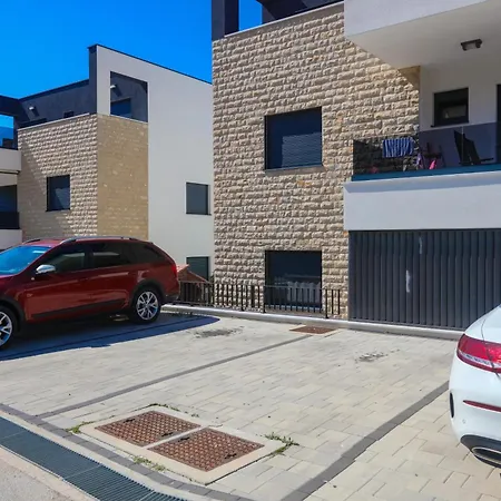 Family-friendly With Swimming Pool - 22942 Murter