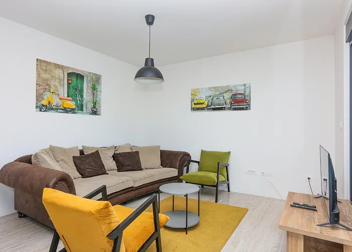 Family-friendly With Swimming Pool - 22942 Murter